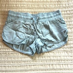 Light chambray active shorts